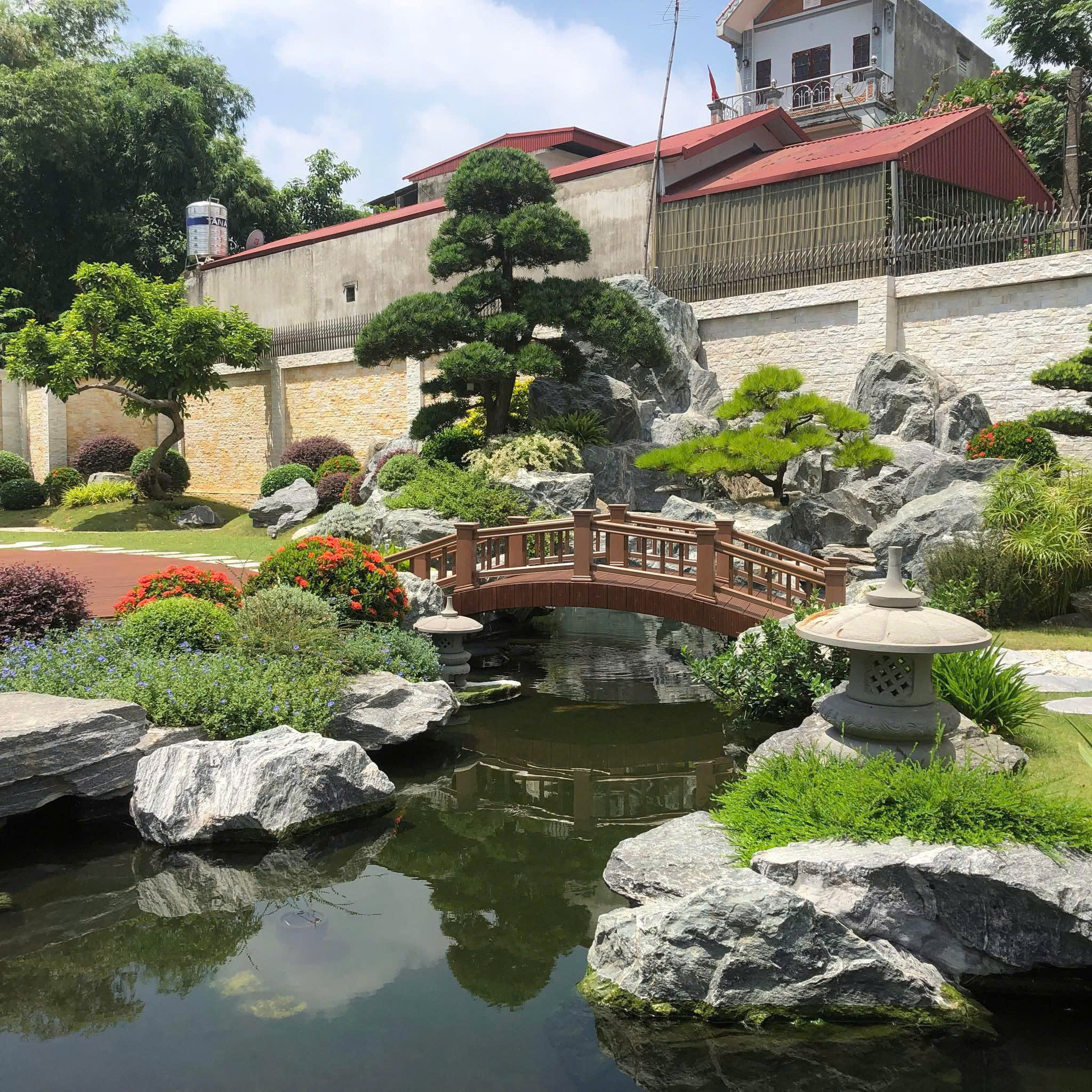 Hồ koi sân vườn